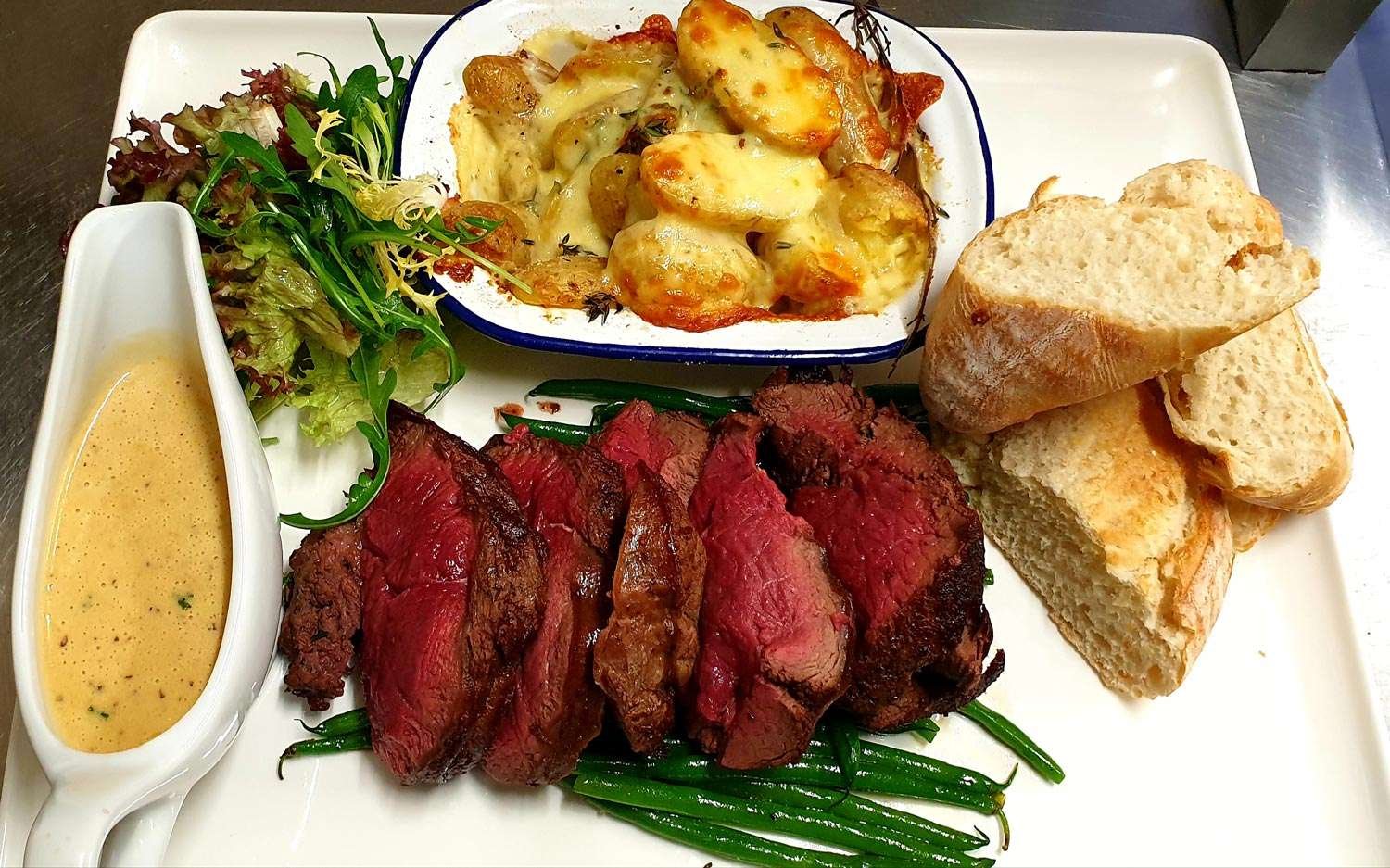 Sirloin steak with gratin potatoes and bread